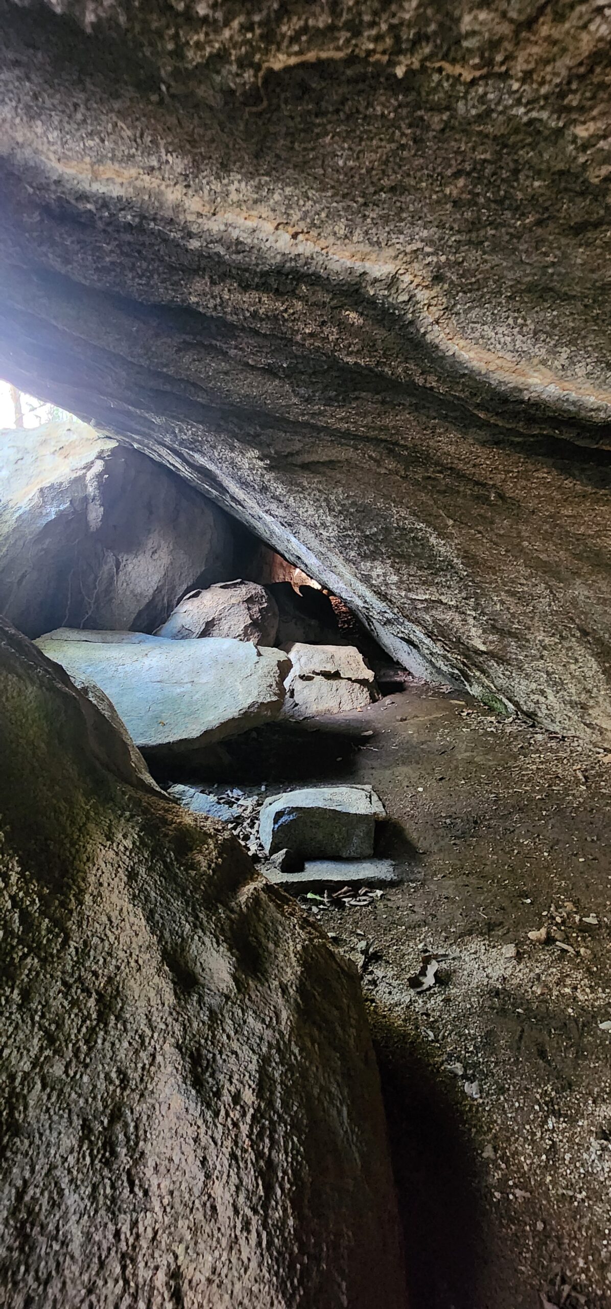 Imagem de uma caverna que está dentro do Ecoparque da água mineral Croatá.